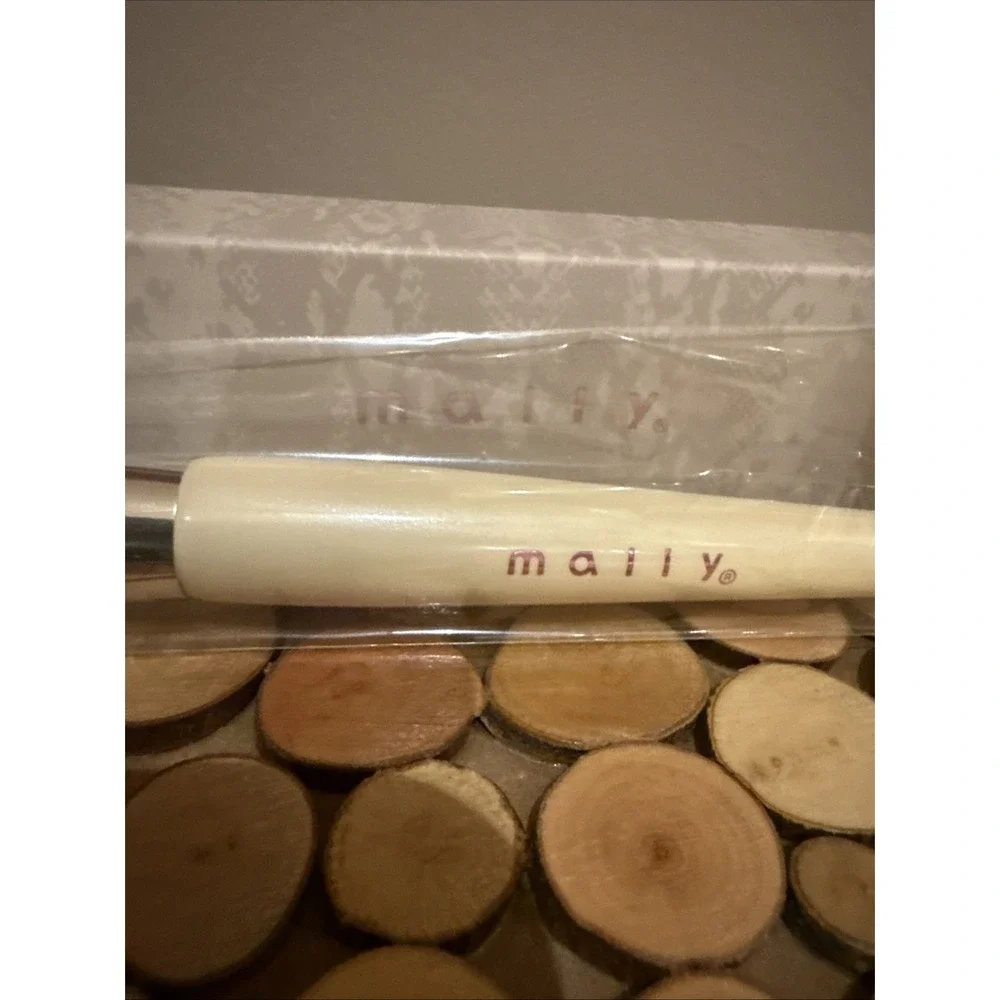 Mally Brush Full Size‎ Foundation Powder Brush. White & Silver. NIB